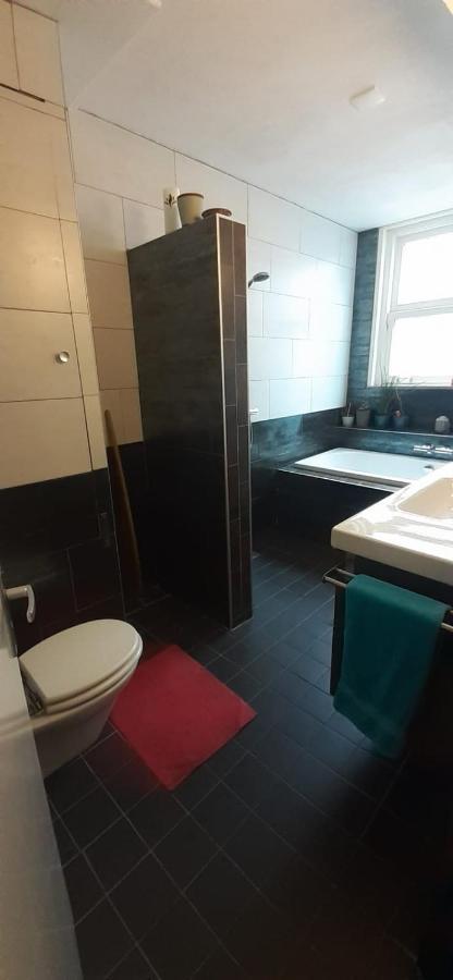 Charlotte, Not For Parties, Not A Hotel, Room With Shared Bathroom, No Kitchen Amesterdão Exterior foto