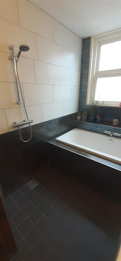 Charlotte, Not For Parties, Not A Hotel, Room With Shared Bathroom, No Kitchen Amesterdão Exterior foto