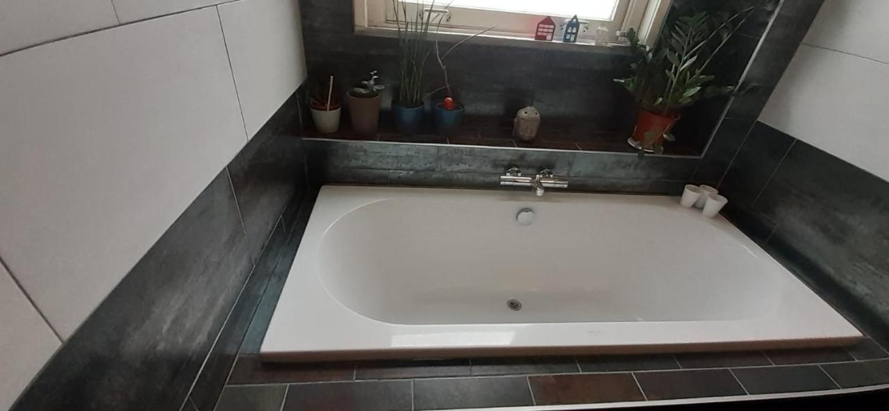 Charlotte, Not For Parties, Not A Hotel, Room With Shared Bathroom, No Kitchen Amesterdão Exterior foto